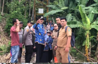 Jembatan Putus Akibat Banjir, Bupati Hendrajoni dan Komisi VIII DPR RI Tinjau Langsung Nagari Pelangai Gadang