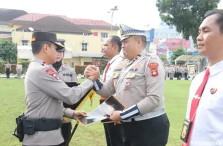 Kapolda Sumsel Irjen Pol Andi Rian Berikan Perhargaan Anggota Yang Berprestasi