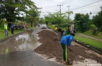 Kerusakan Jalan di Ujung Penurunan Jembatan Muaro Pariaman di Timbun dengan Timbunan Kelas A