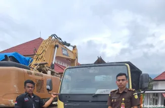 Petugas Berfoto Dengan Barang Bukti