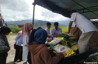 Masyarakat membeli kebutuhan pokok di Operasi Pasar Pangan di Halaman Kantor Camat Lembah Gumanti di Alahan Panjang.