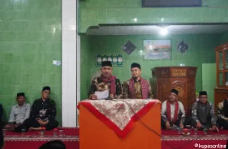 bupati Limapuluh Kota, H Safni dan wakil bupati Limapuluh Kota, Ahlul Badrito Resha saat memimpin Tim I Safari Ramadhan di masjid Nurul Huda, Sialang, nagari Tungkar, Selasa 18 Maret 2025.