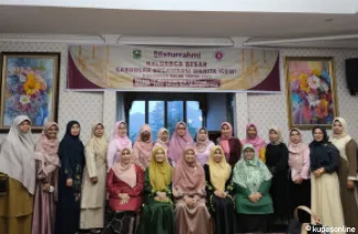 Ny. Lian Octavia Candra (duduk tengah) foto bersama diacara silaturahmi jajaran Pengurus GOW Kabupaten Solok periode 2025-2030.