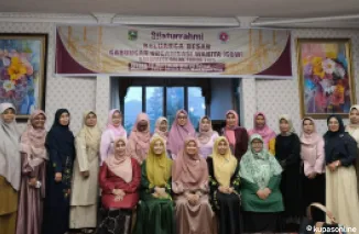 Ny. Lian Octavia Candra (duduk tengah) foto bersama diacara silaturahmi keluarga besar Pengurus GOW Kabupaten Solok periode 2025-2030.