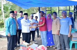 Bupati Agam, Beni Warlis, langsung turun tangan dengan membawa bantuan dari Dinas Sosial berupa selimut, bantal, tikar, peralatan mandi, serta bahan pokok