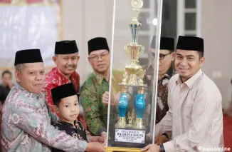 Wako Ramadhani Kirana Putra (kanan), Kabag Kesra, Feri Hendria (baju batik merah) dan Pejabat lainnya, saat penyerahan Piala kepada Pemenang MTQ.