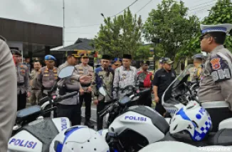 Bupati Limapuluh Kota Safni dan wakil bupati Ahlul Badrito Resha hadir dalam apel gelar pasukan operasi kepolisian terpusat di halaman Mapolres Payakumbuh dan Mapolres kabupaten Limapuluh Kota. Kamis 20 Maret 2025.