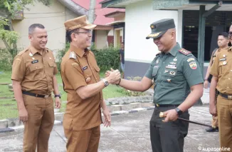 Walikota Payakumbuh Zulmaeta salam kompak dengan Dandim 0306 Letkol Inf Ucok Namara ketika mengunjungi Markas Komando Distrik Militer (Makodim) 0306/50 Kota, Selasa 11 Maret 2025.