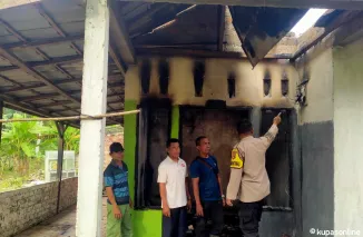 Personil Polsek Tanjung Batu Datangi TKP Kebakaran Rumah Berikan Bantuan Sosial