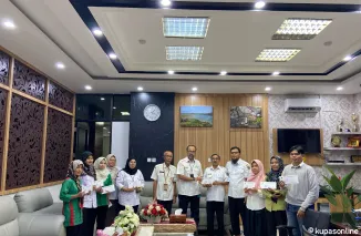 Plt. Sekwan DPRD Sumbar Berikan Santunan bagi Keluarga Besar Sekretariat dan Anak-Anak Sekitar