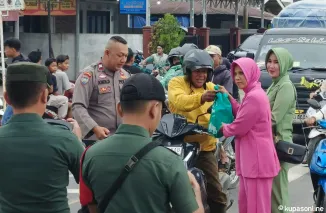 Ibu Byangkari dan Ibu Persit Bagikan Takjil ke Pengguna Jalan Raya