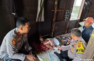 Polisi Gerak Cepat Bawa Warga Kurang Mampu Berobat Ke Rumah Sakit