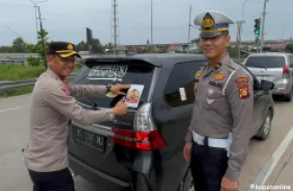 Polres Ogan Ilir Bagikan dan Pasang Stiker "Hotline Mudik 110" pada kendaraan