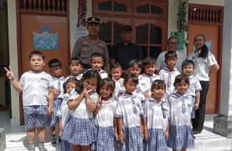 Program Polisi Sahabat Anak Polsek Denpasar Barat Kunjungi PAUD Nata Kids