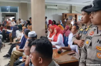 Ratusan Nakes dan Tenaga Honorer Datangi DPRD Pasaman Barat