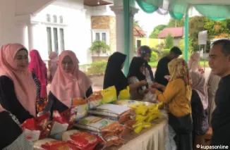 Rumah Dinas Bupati Pessel Diserbu Warga, TP-PKK Gelar Pasar Murah Ramadan