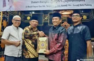 Safari Ramadan, Evi Yandri Wakil DPRD Sumbar, Serahkan Bantuan dan Ajak Warga Dukung Pembangunan