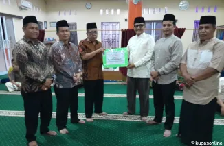 Ketua Tim XV, Zulfadli, didampingi anggota Tim XV lainnya, secara simbolis menyerahkan bantuan uang Rp 4 juta kepada Ketua Pengurus Masjid Al Muhajirin Tanah Garam, Zulmasdiawarman (3 kiri)