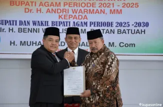 Serah terima jabatan (sertijab) Bupati Agam periode 2021-2025, Dr. H. Andri Warman, MM, kepada Bupati Agam terpilih periode 2025-2030, Ir. H. Benni Warlis, MM