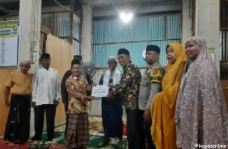 Saat Tim Safari Ramadhan Kota Pariaman, Tim VI menyerahkan bantuan di Muhalla Al-Hidayah Cubadak Air Utara Kota Pariaman.(Trisnaldi).