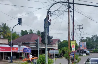 Saat teknisi sedang perbaikan traffic light Simpang Apar Kota Pariaman.