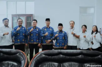 Wabup Candra (5 kanan) dan Pejabat lainnya, bersama Tim BPK RI Perwakilan Sumbar.