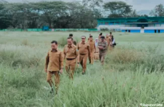 Wabup Candra (depan) dan Pejabat lainnya, saat meninjau Stadion Tuanku Tabiang, berjalan diantara semak belukar yang tumbuh subur diatas lapangan Stadion Tuanku Tabiang.