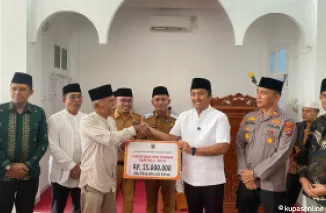 Wakil Gubernur Sumbar Serahkan Bantuan untuk Pembangunan Masjid Babussalam