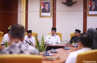 Wako Ramadhani KP (tengah) didampingi Wawako Suryadi Nurdal (kiri) dan Ketua DPRD Fauzi Rusli (kanan) saat menerima Tim Audit BPK RI Perwakilan Sumbar.