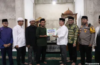 Wako Payakumbuh Zulmaeta Serahkan Bantuan Buat Masjid Al-Falah Sebesar Rp50 Juta bagi masjid Al-Falah, kelurahan Padang Tangah Payobadar, Kecamatan Payakumbuh Timur, Selasa 11 Maret 2025 malam.