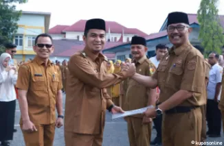 Wako Ramadhani Kirana Putra menyerahkan SK MPP purna tugas kepada Syaiful Rustam (kanan).