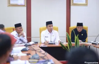 Wako Ramadhani KP (tengah) didampingi Wawako Suryadi Nurdal (kiri) dan Wakil Ketua DPRD Kota Solok Amrinof Dias, (kanan) saat memimpin Rapat.