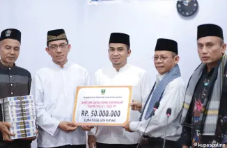 Wako Ramadhani Kirana Putra (tengah) mendampingi TSR Pemprov Sumbar menyerahkan bantuan uang dan Alquran, kepada Pengurus Masjid Nurul Falah Ampang Kualo.