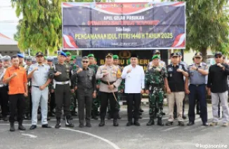 Wako Ramadhani KP (tengah baju putih) dan Kapolres Solok Kota AKBP Abdus Syukur Felani, S.I.K, di giat Apel Gelar Pasukan.