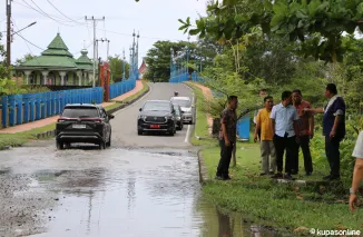 Wali Kota Pariaman, Yota Balad sedang meninjau jalan rusak dekat jembatan Muaro Pariaman.