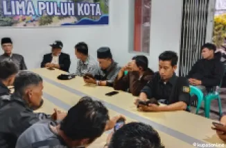 Wartawan Luak Limopuluah Jamu Ex Bupati Safaruddin dengan Bubar, di sekretariat Persatuan Wartwan Indonesia (PWI), Jumat 14 Maret 2025.