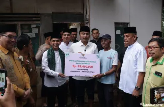 Wakil Gubernur Sumatera Barat Vasko Ruseimy, menyerahkan bantuan rumah layak huni sebesar Rp25 juta kepada keluarga Yasman dan Elfida di kelurahan Talang kecamatan Payakumbuh Barat, Selasa 4 Maret 2025.