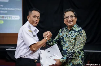 Wawako Payakumbuh Om Zet, Terima Penghargaan dari Menteri Koordinator Bidang Perekonomian RI, digelar di kantor Perwakilan Bank Indonesia (BI) Sumatera Barat, Rabu 12 Maret 2025.