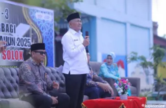 Wawako Suryadi Nurdal memberi sambutan diacara Wisuda Tahfidz Alquran Ke-III dan OSIS Spenda berbagi di SMPN 2 Kota Solok.