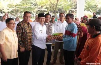 Zulmaeta Salurkan 2.500 Paket Sembako  Konsumtif, di halaman Balaikota Payakumbuh, Kamis 13 Maret 2025.