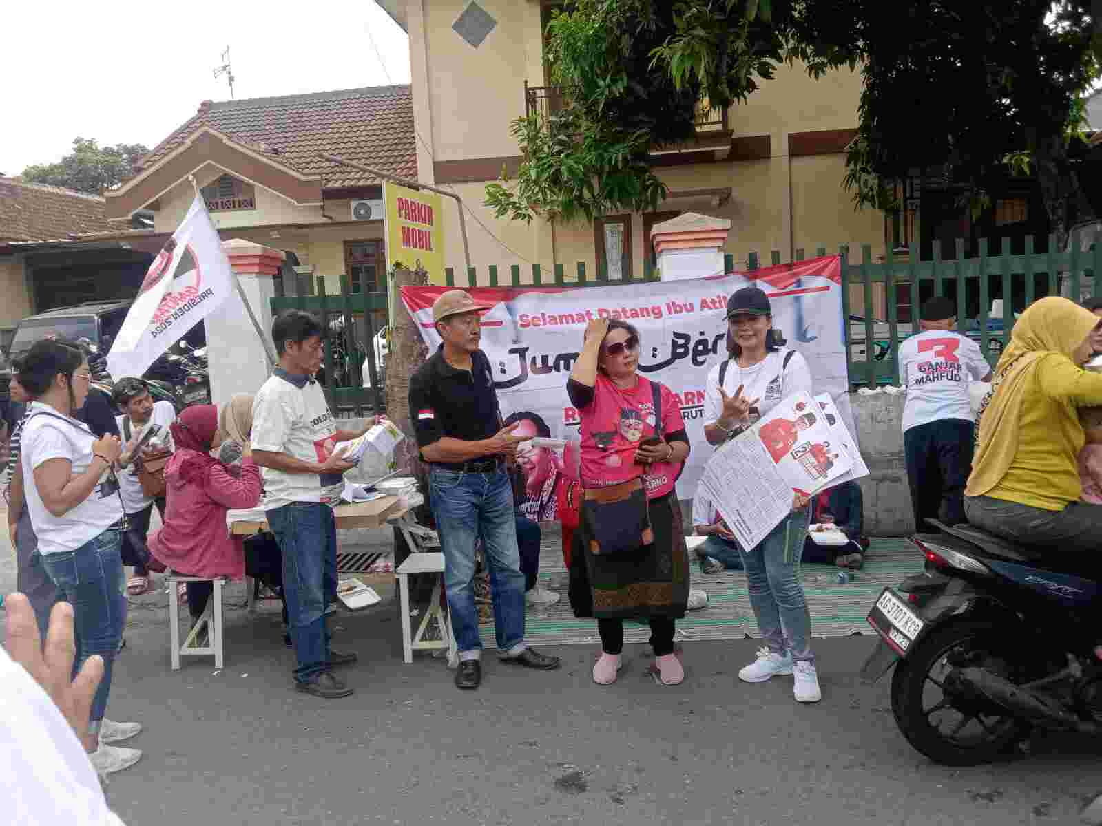 Foto Sambut Kedatangan Calon Ibu Negara Siti Atikoh, Romy Soekarno dan Ganjaris Blitar Bagikan Seribu Makanan dan Kaos Gratis