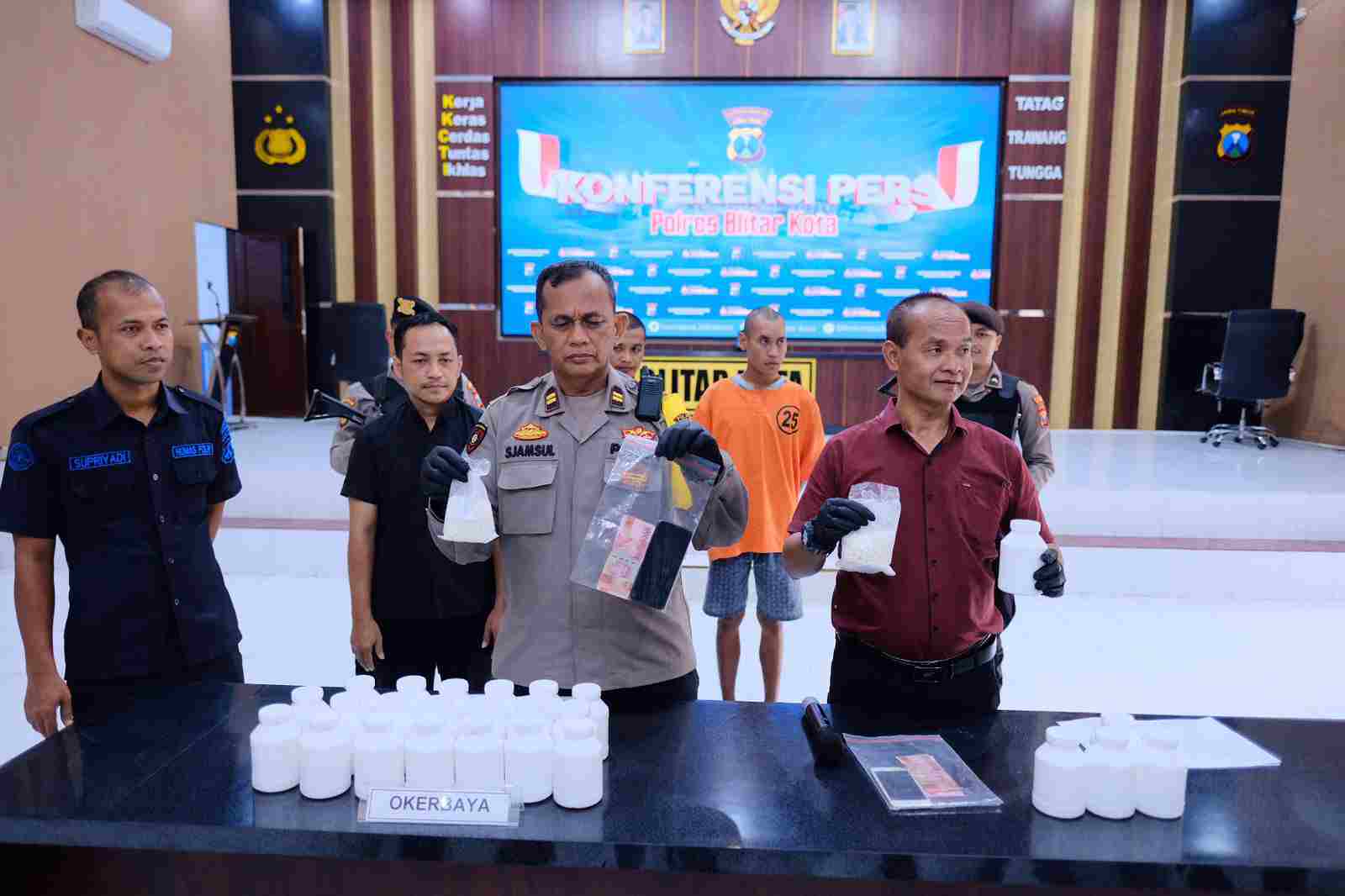 Foto Dua Pengedar dan Puluhan Ribu Pil Doubel L Diamankan Satresnarkoba Polres Blitar Kota