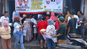 Foto Caleg Gerindra Dapil 3 Kab Blitar Niken dan Caleg RI Mahardika Bagikan Makanan dan Susu Gratis, Wujud Komitmen Kepedulian pada Masyarakat