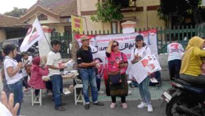 Foto Sambut Kedatangan Calon Ibu Negara Siti Atikoh, Romy Soekarno dan Ganjaris Blitar Bagikan Seribu Makanan dan Kaos Gratis