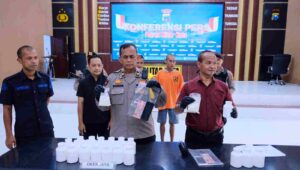 Foto Dua Pengedar dan Puluhan Ribu Pil Doubel L Diamankan Satresnarkoba Polres Blitar Kota