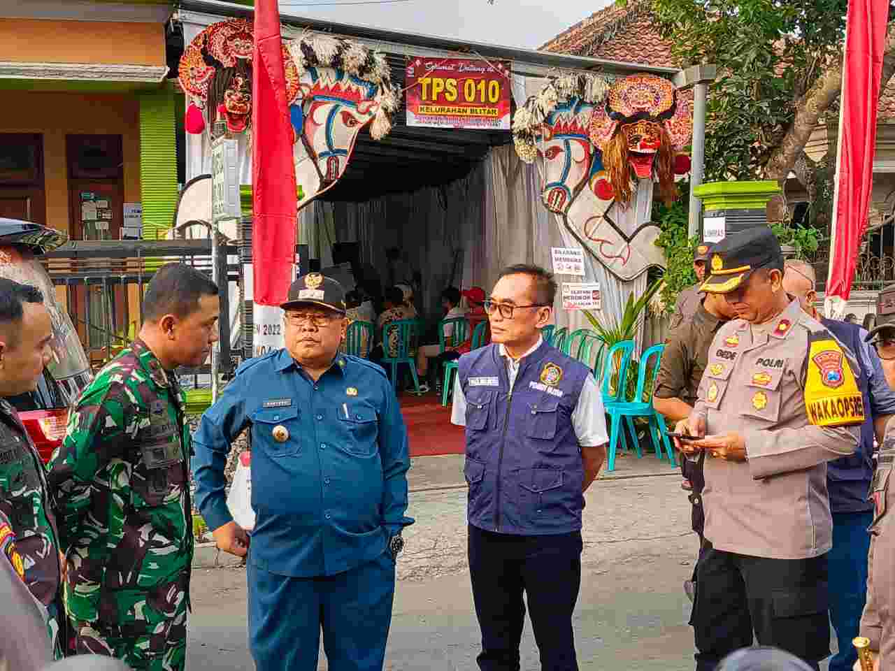 Foto Wakil Wali Kota Blitar Tjutjuk Sunario Turut Kunjungi Beberapa TPS Pantau Pelaksanaan Pemilu 2024