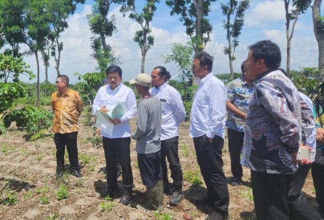 Foto Menteri ATR RI Berikan Sertifikat Redistribusi Bekas HGU, Ketua Paguyuban Mangli Bersatu : Semoga Bisa Untuk Kesejahteraan Petani