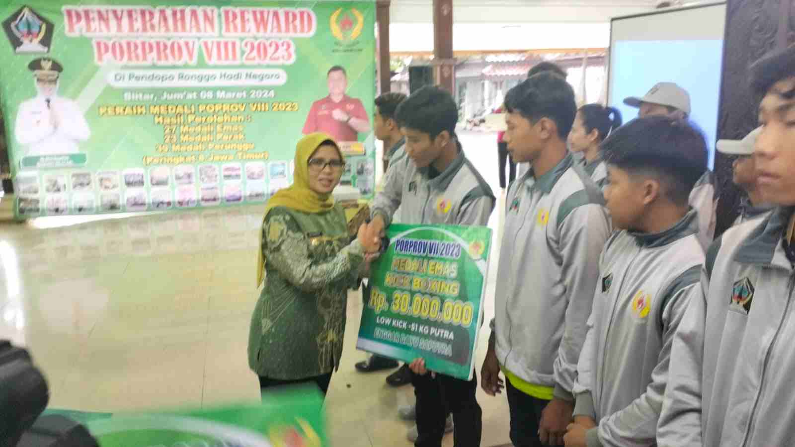 Foto Serahkan Reward Atlet, Bupati Blitar Sampaikan Apresiasi dan Terimakasih Kepada KONI dan Seluruh Kontingen Kab Blitar Porprov VIII Jatim