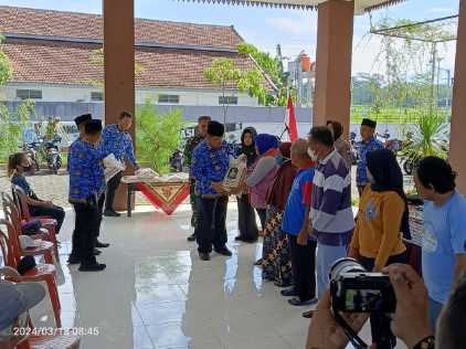 Foto Wali Kota Blitar Secara Simbolis Serahkan Bantuan Rastrada 2024 Tahap Pertama Kepada Keluarga Penerima Manfaat