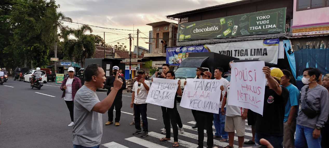 Foto Pastikan Netralitas Polri, KALBI dan GPI Gelar Aksi Didepan Polres Blitar Kota